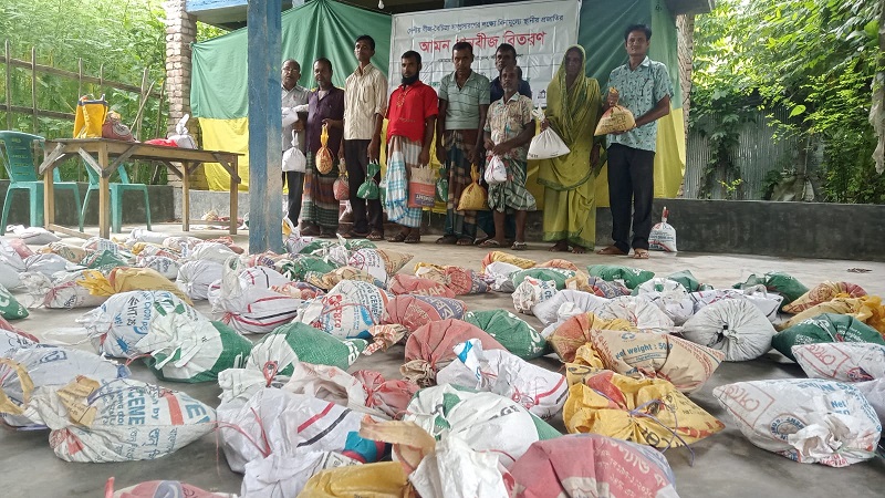 বটিয়াঘাটায় লোকজ ও কৃষক সংগঠনের উদ্যোগে স্থানীয় জাতের আমন ধানবীজ বিতরণ